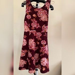Sleeveless dress, flower print.